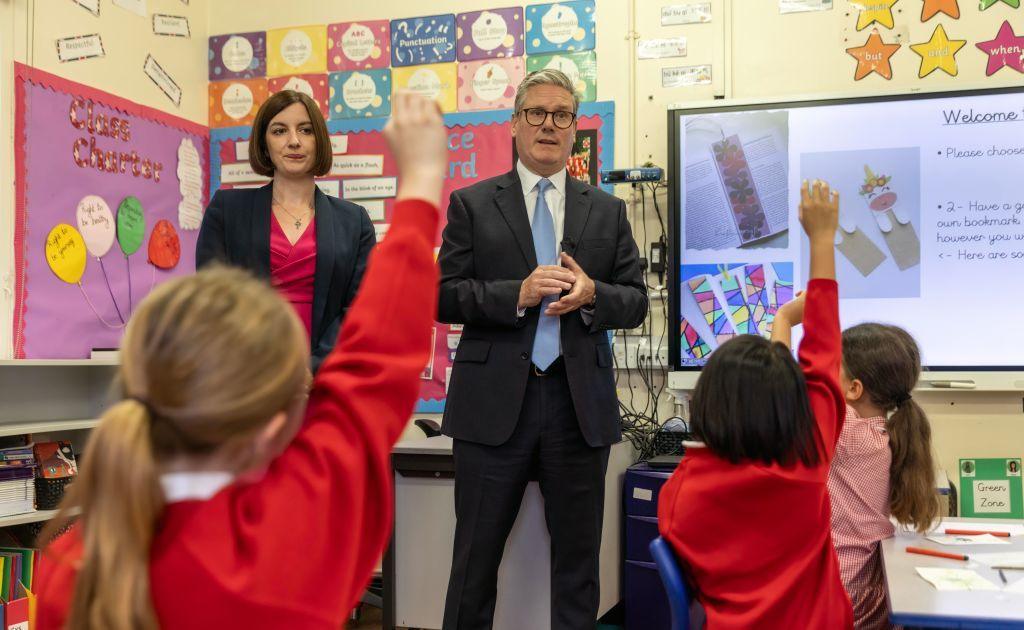 Bridget Phillipson and Sir Keir Starmer in classroom with students. 