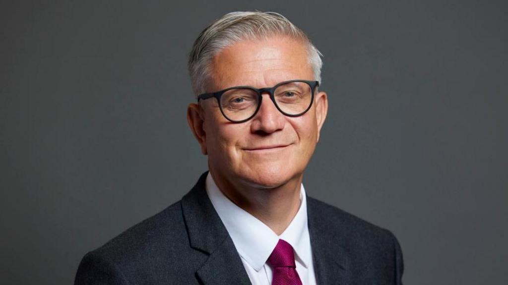 Andrew Rosindell Milletvekili Muhafazakar Partiden İstifa Ederek Reform Birleşik Krallık’a Katıldı