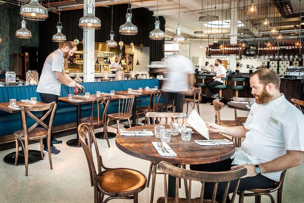 Mae Bryn Williams wedi cael haf prysur yn agor ei fwyty newydd ym Mhorth Eirias // Chef Bryn Williams has ahad a busy summer opening his new restaurant at Porth Eirias, Colwyn Bay