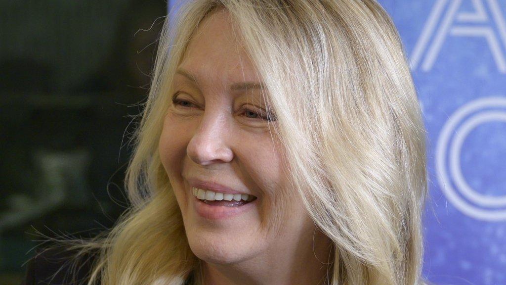 Kirsty Young: Presenter reveals 'loneliness' of chronic pain - BBC News