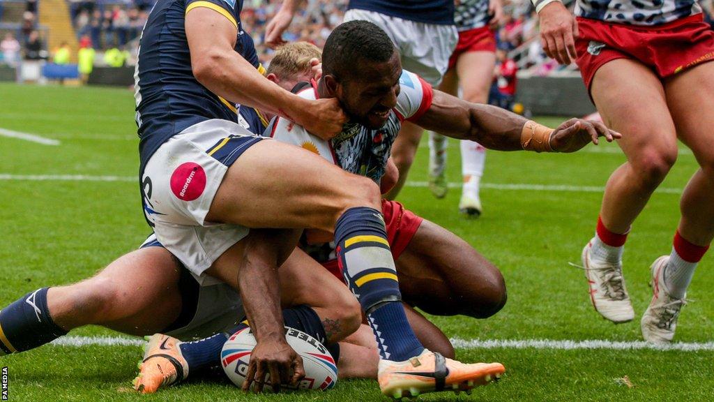 Edwin Ipape scores a try for Leigh