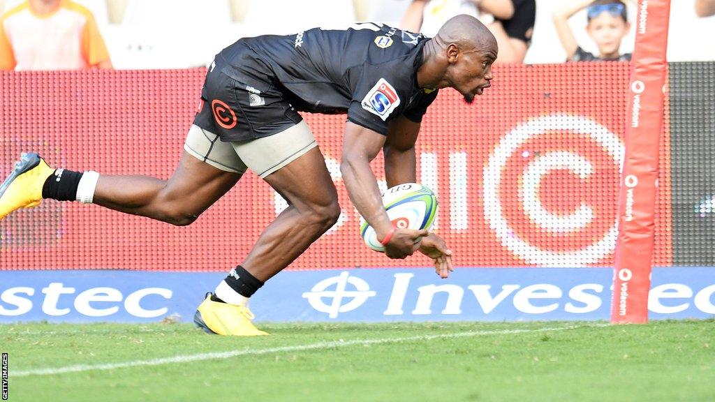 Makazole Mapimpi scores a try