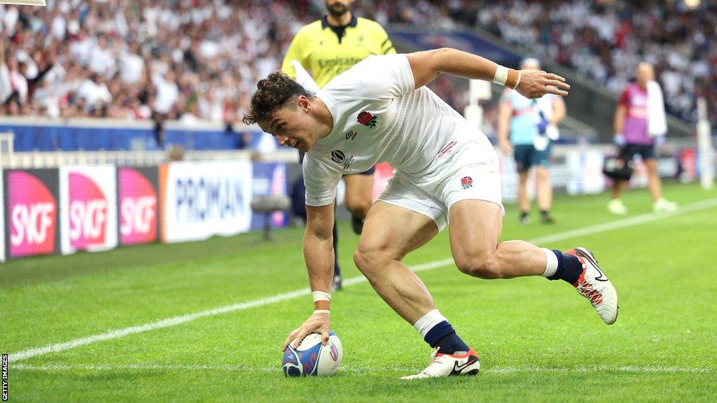 Henry Arundell scoring a try