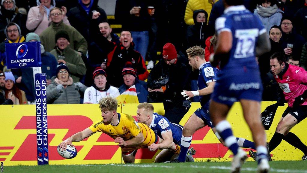 Rob Lyttle scores a try