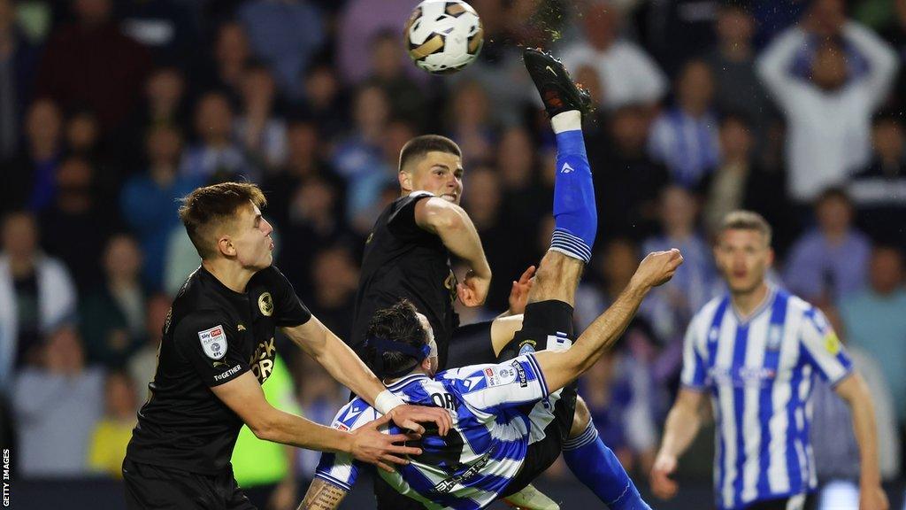 Lee Gregory shoots for Sheffield Wednesday