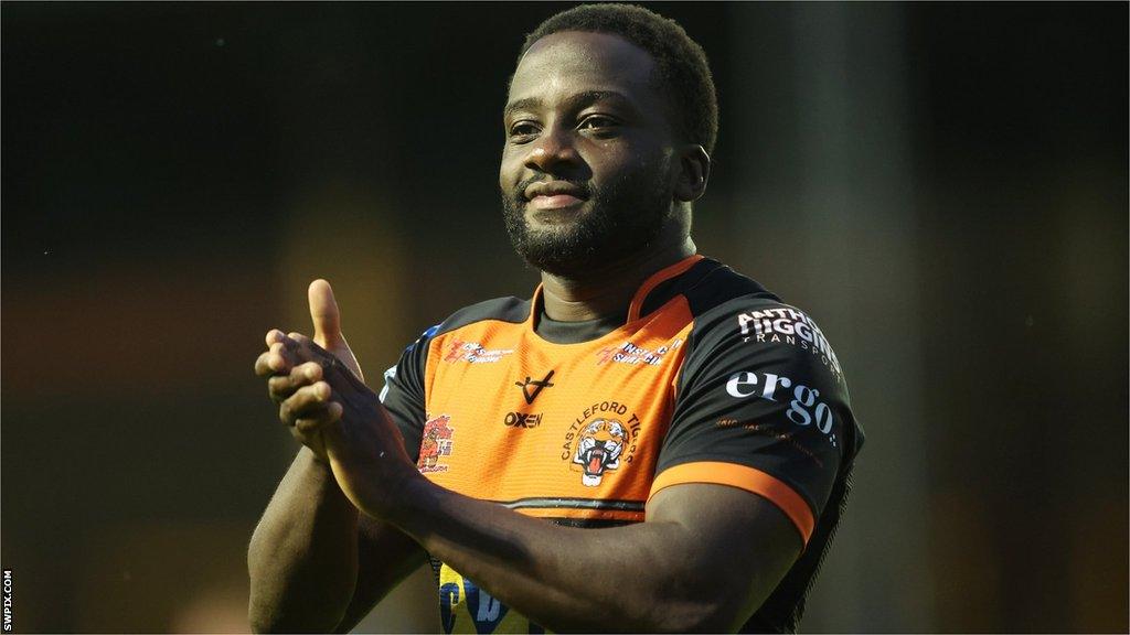 Muizz Mustapha applauds the Castleford fans