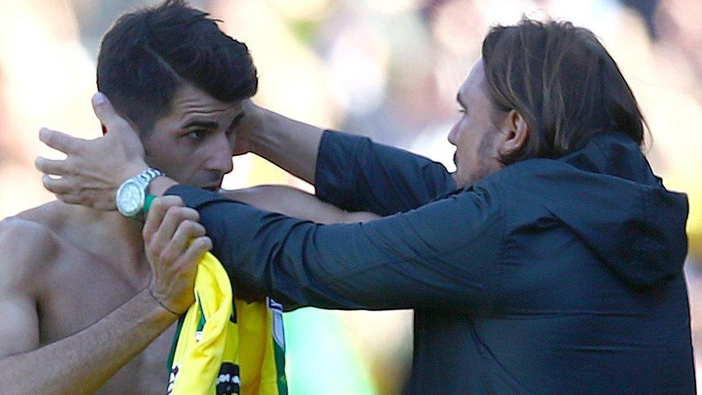 Nelson Oliveira celebrate with Daniel Farke