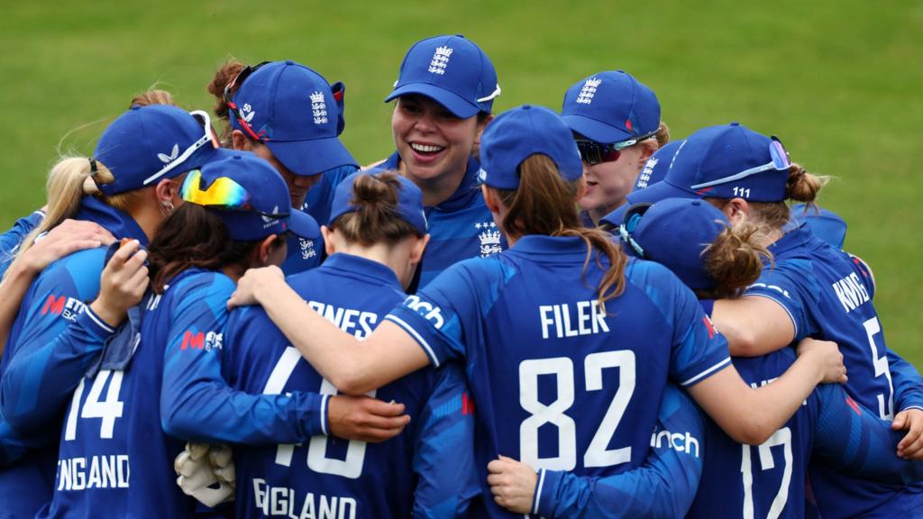 England huddle