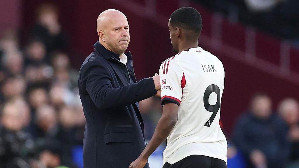 Alexander Isak celebrates with Arne Slot