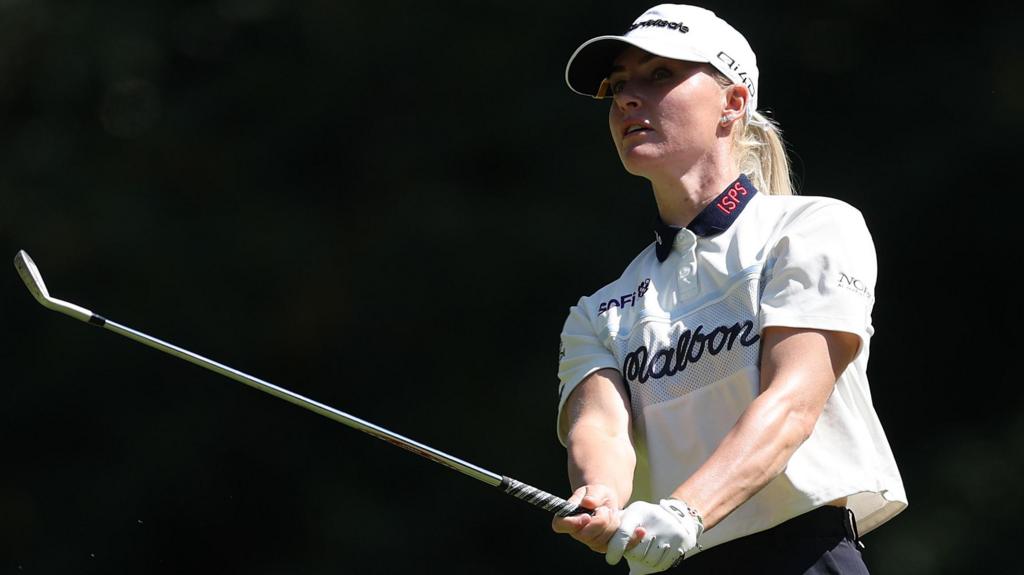 England's Hull closes in on Huang after historic 62