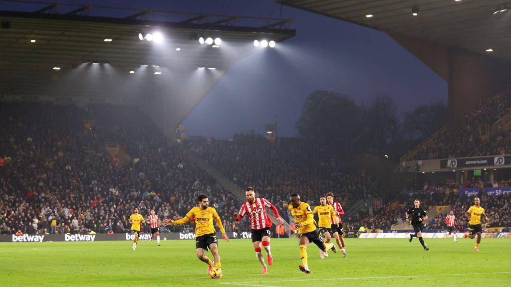 A general view of Ben Brereton Diaz of Southampton is challenged by Rayan Ait-Nouri and Toti Gomes of Wolverhampton Wanderers during the Premier League match between Wolverhampton Wanderers FC and Southampton FC at Molineux on 9 November 2024