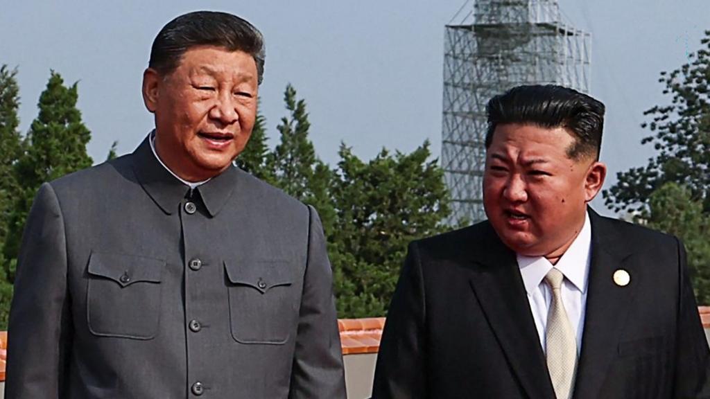 Chinese President Xi Jinping and North Korean leader Kim Jong Un walking side by side