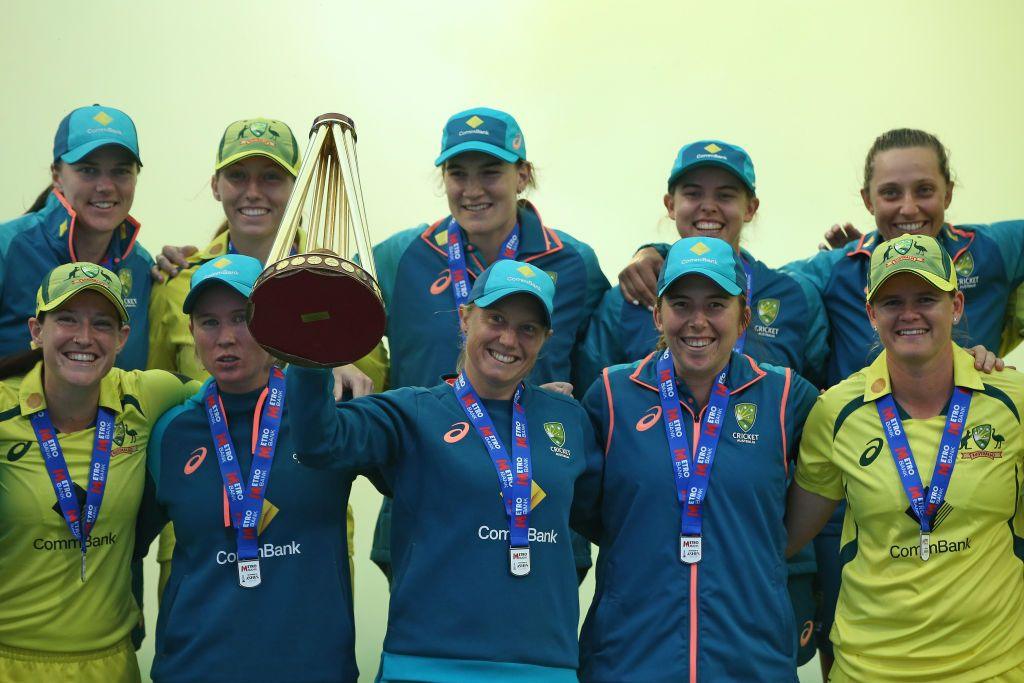 Alyssa Healy of Australia celebrates with the trophy and her team mates after they retain the Ashes in 2023.