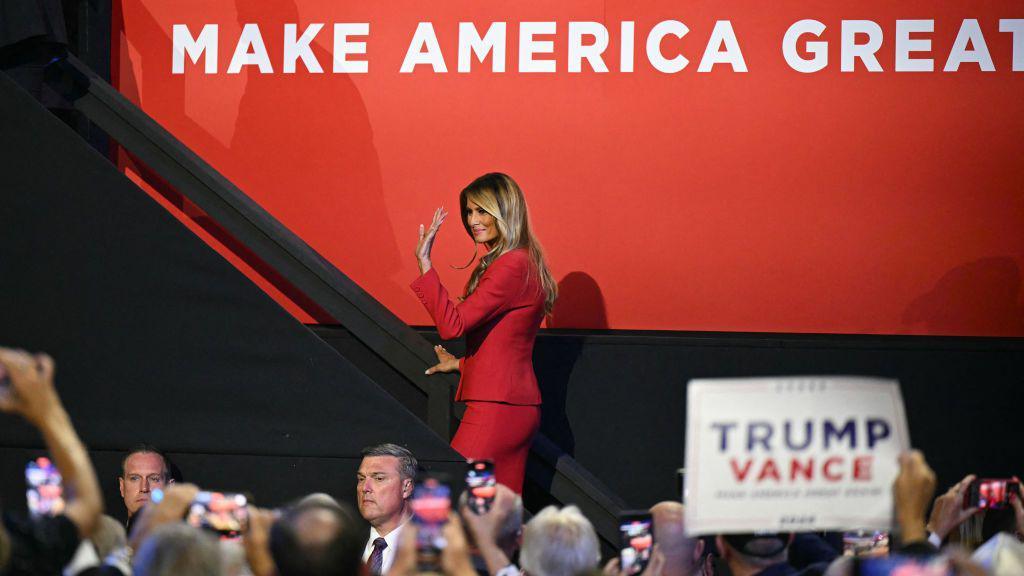 Melania Trump enters the RNC hall 