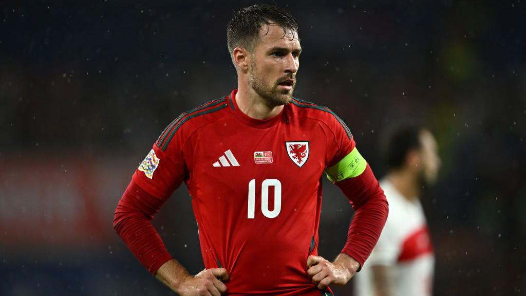 Aaron Ramsey yn chwarae dros Gymru yn erbyn Twrci yn 2024