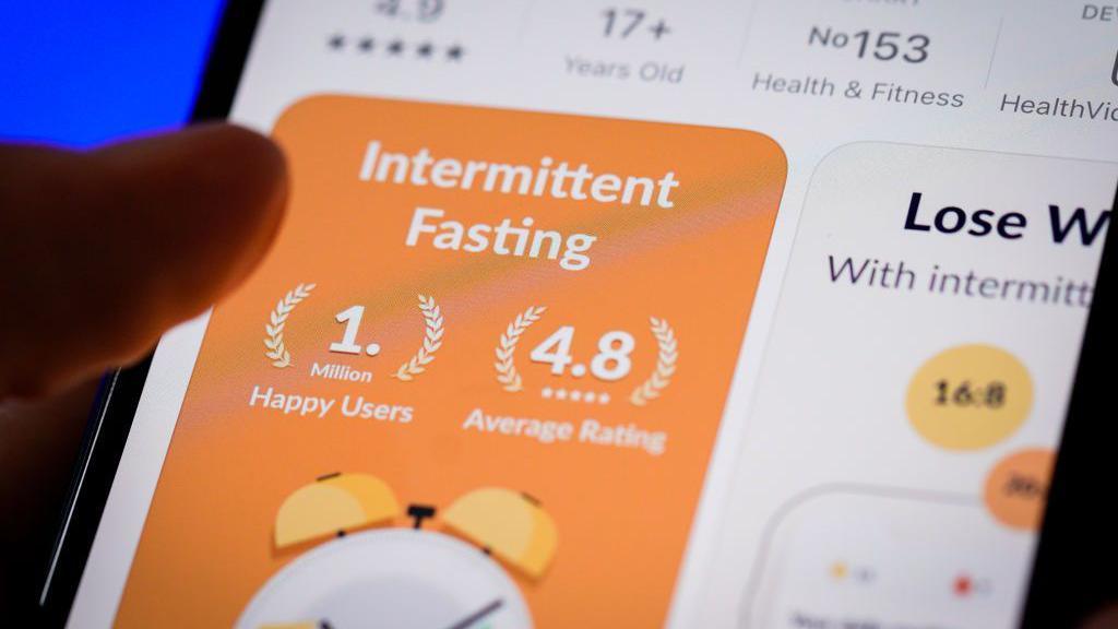 A mobile phone screen showing an intermittent fasting app