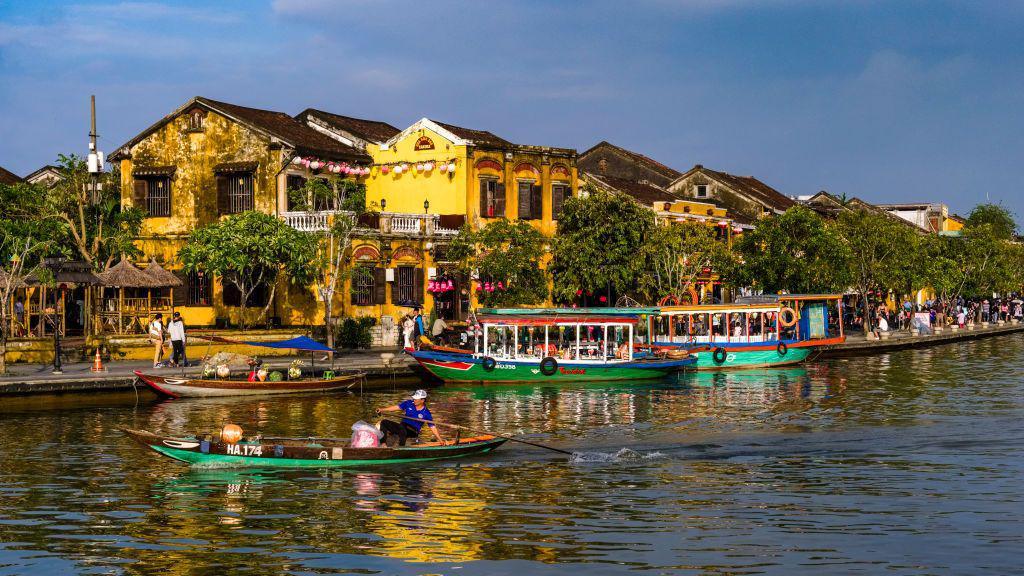 Colourful houses of Hoi An, Hi An and excursion boats moored on the banks of the Thu Bon River, Sông Thu Bn