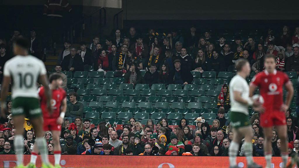 Seddi gwag yn ystod gêm Cymru yn erbyn De Affrica yng Nghaerdydd yn Nhachwedd 2025