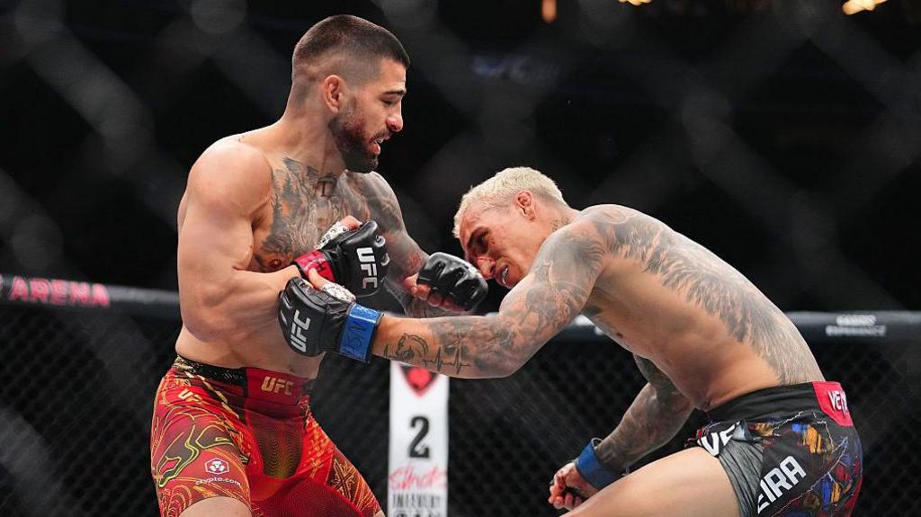 Ilia Topuria strikes Charles Oliveira