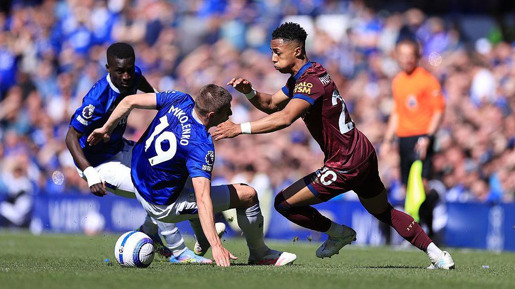 Everton and Ipswich players compete for the ball
