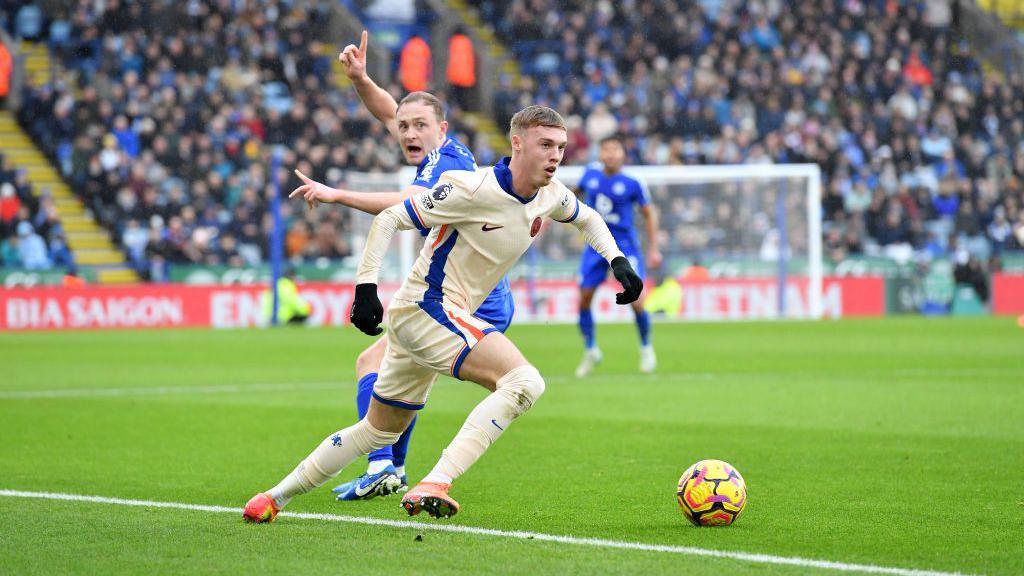 Cole Palmer of Chelsea battling with Oliver Skipp of Leicester City