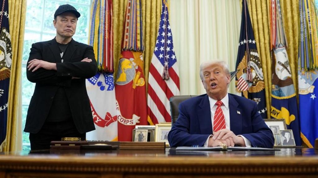 Trump  and Musk behind the resolution desk in the oval office