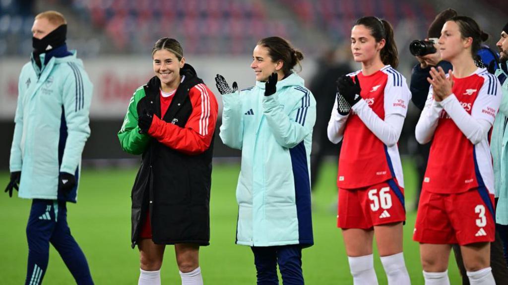 Renee Slegers clapping with Arsenal's players after beating Valerenga 