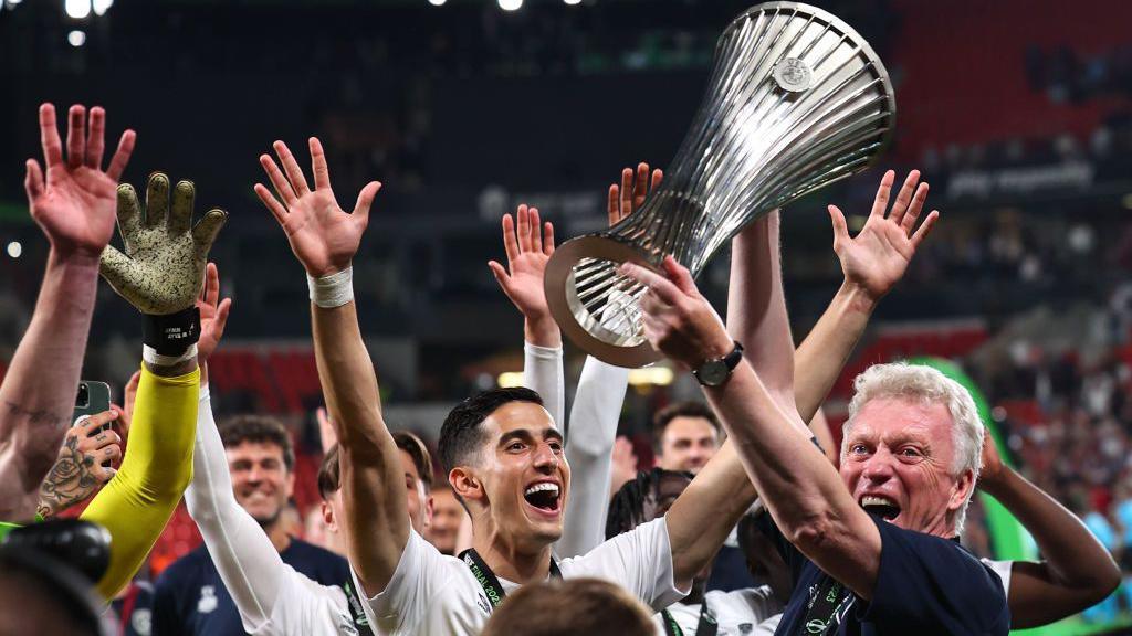 David Moyes holding the Europa Conference League trophy