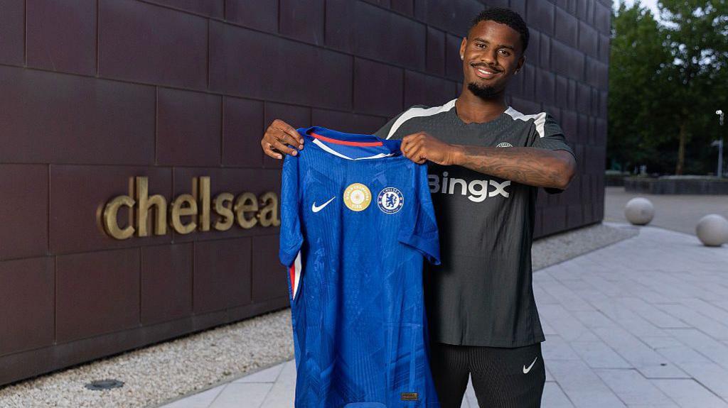 Jorrel Hato joins Chelsea