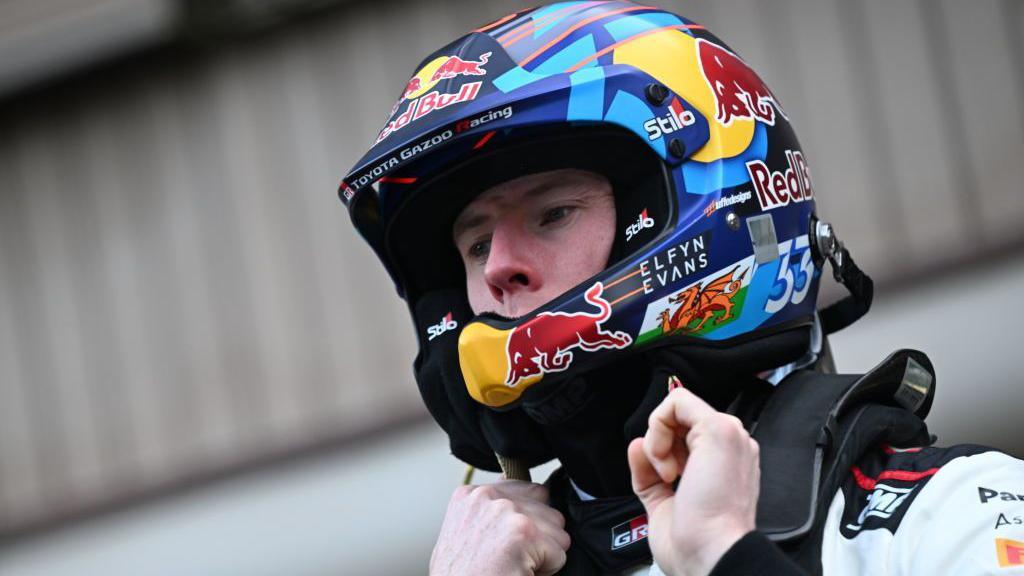 Elfyn Evans o dîm Toyota Gazoo yn paratoi ar gyfer Rali Japan. 