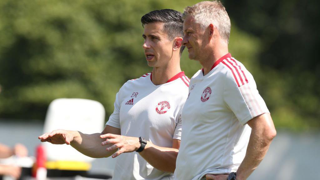Eric Ramsay in discussion with Ole Gunnar Solskjaer during a training session in July 2021