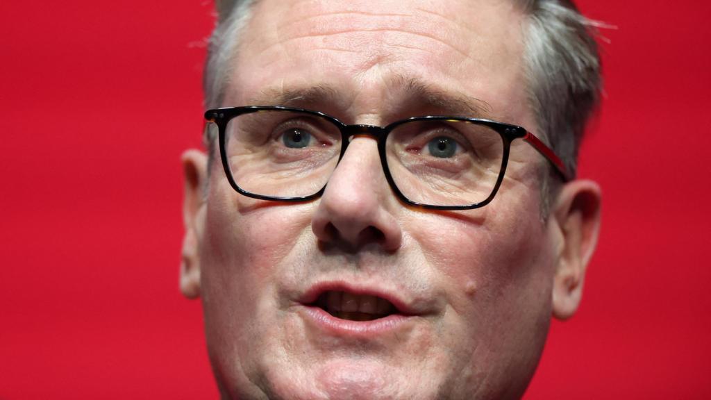 Стармер противостоит Фараджу: необходимая демонстрация силы, утверждает аналитик