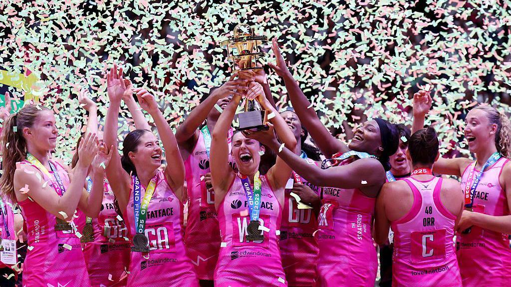 London Pulse players observe pinch nan Netball Super League trophy.