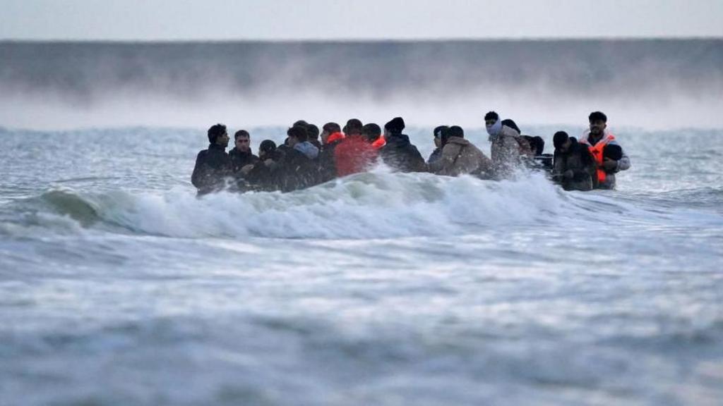 Мигрант, ранее выдворенный во Францию, прибыл в Великобританию на небольшой лодке