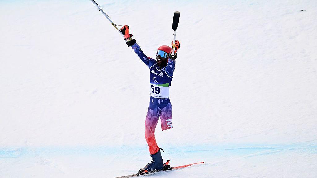 Haitský lyžař Ralf Etienne slaví na zimní paralympiádě