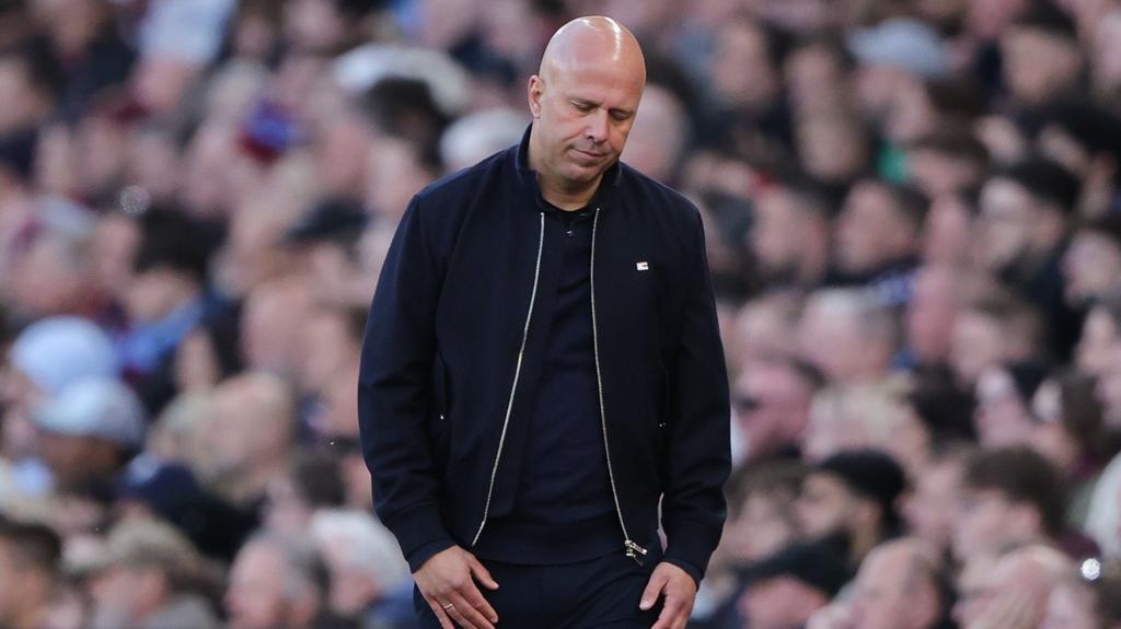 Arne Slot dejected