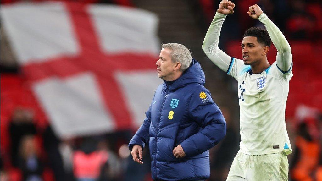 England celebrate beating Italy