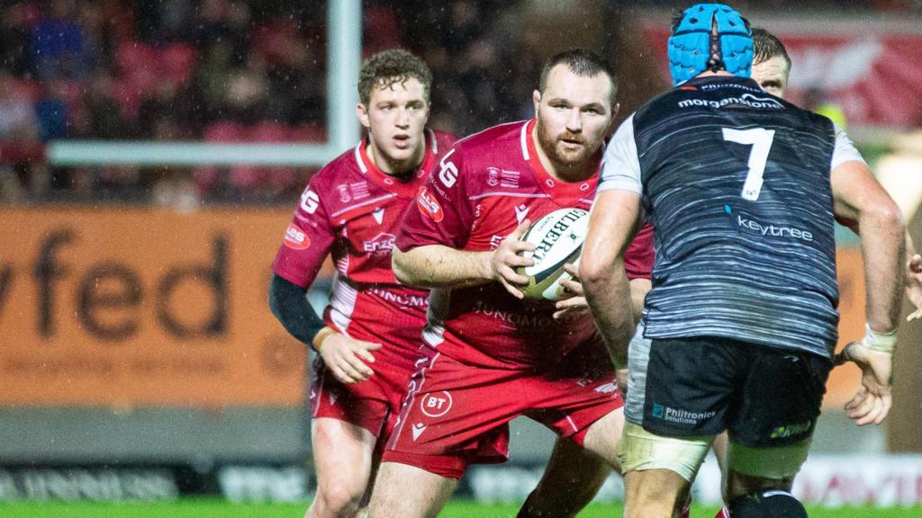 Ken Owens takes on Justin Tipuric