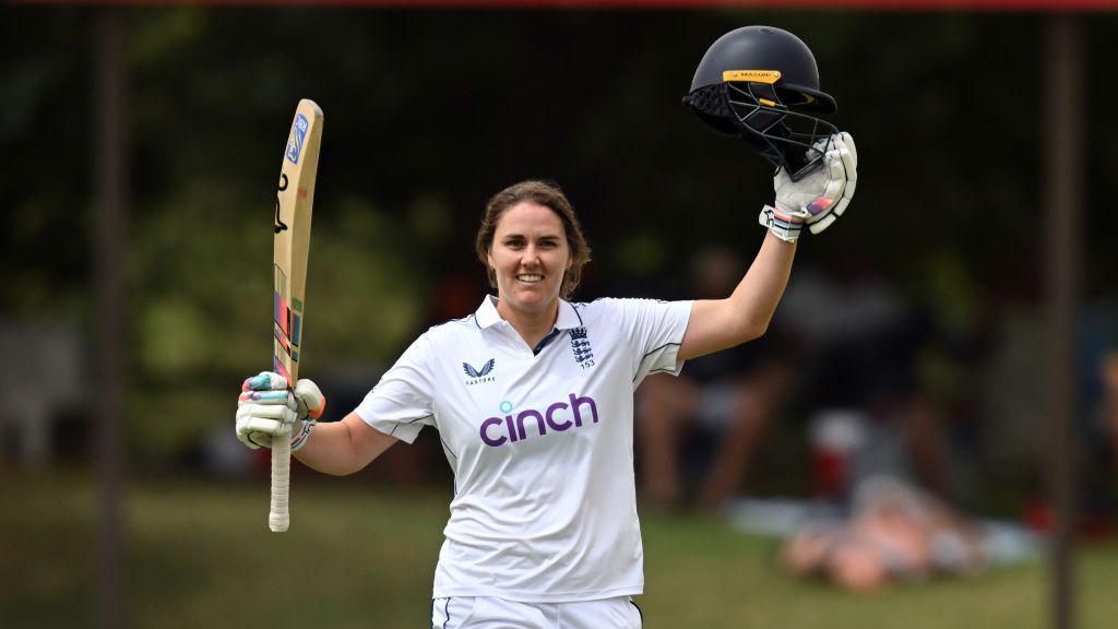 Nat Sciver-Brunt raises her bat