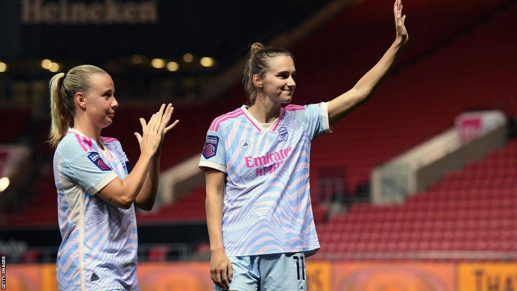 Beth Mead and Vivianne Miedema