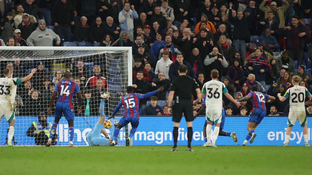 Daniel Munoz scores for Crystal Palace against Newcastle