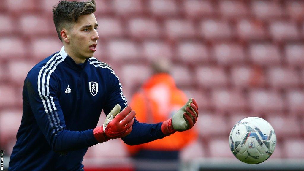 Luca Ashby-Hammond warming up for Fulham