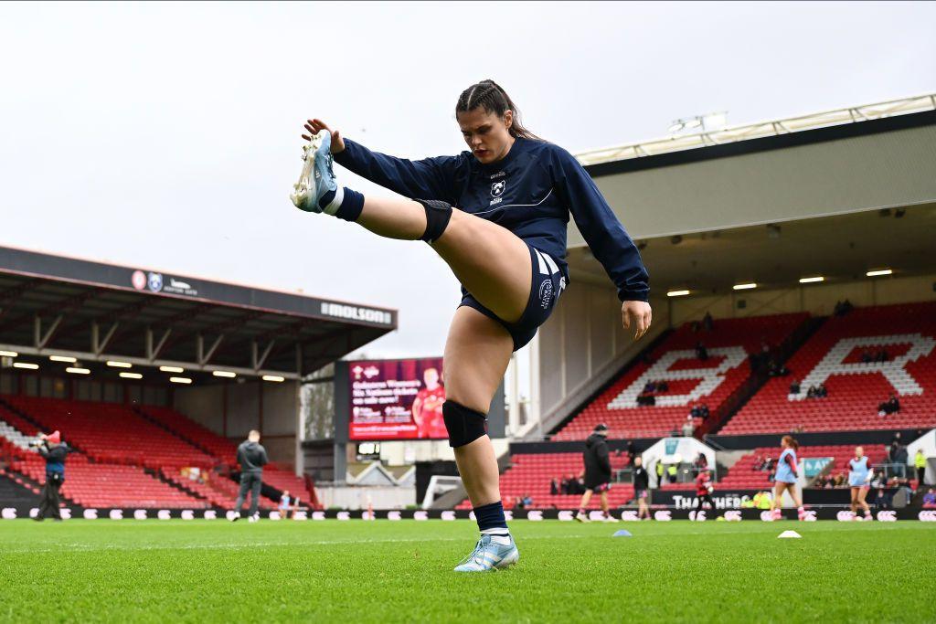 Ilona Maher warming up on the pitch