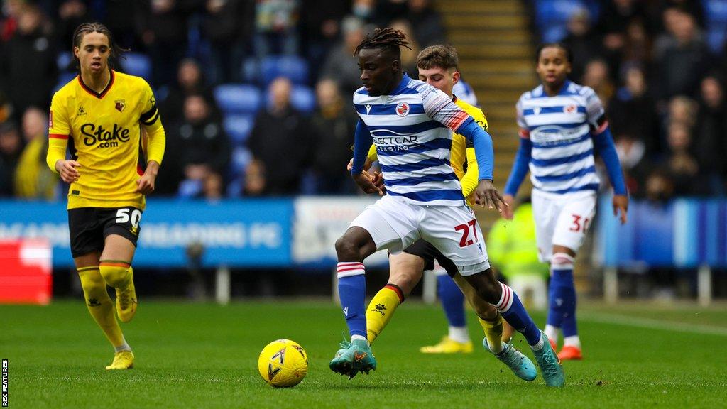 Reading defender Amadou Mbengue has signed a new deal to stay with the club until at least the end of the Championship season.