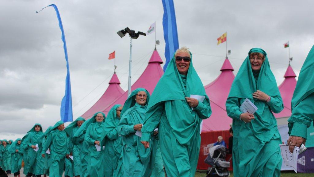 Dyw hi byth yn rhy gymylog i wisgo sbectol haul! // The modern-day Gorsedd of Bards make their way to the circle