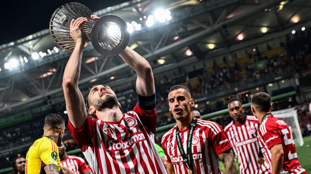 Chwaraewyr Olympiacos yn dathlu