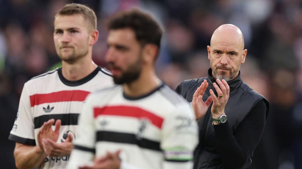 Erik ten Hag stood behind Bruno Fernandes and Mattijs de Ligt