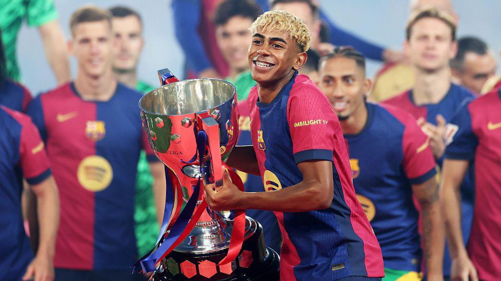 Lamine Yamal lifts the La Liga trophy