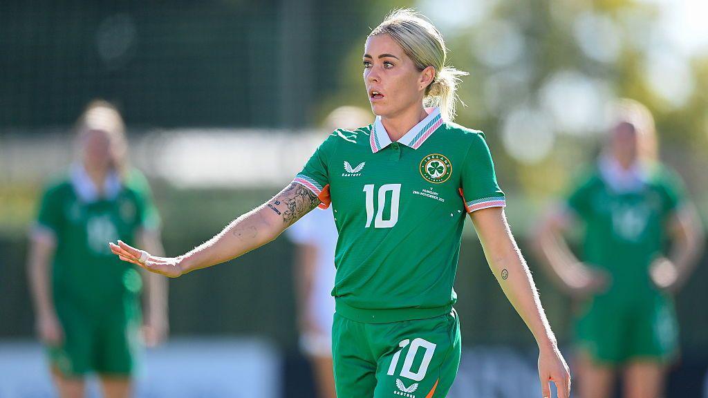 Denise O'Sullivan jugando con la República de Irlanda