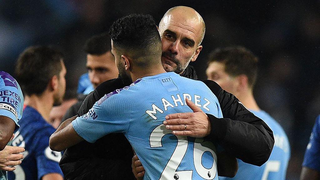 Pep Guardiola abraza a Riyad Mahrez.
